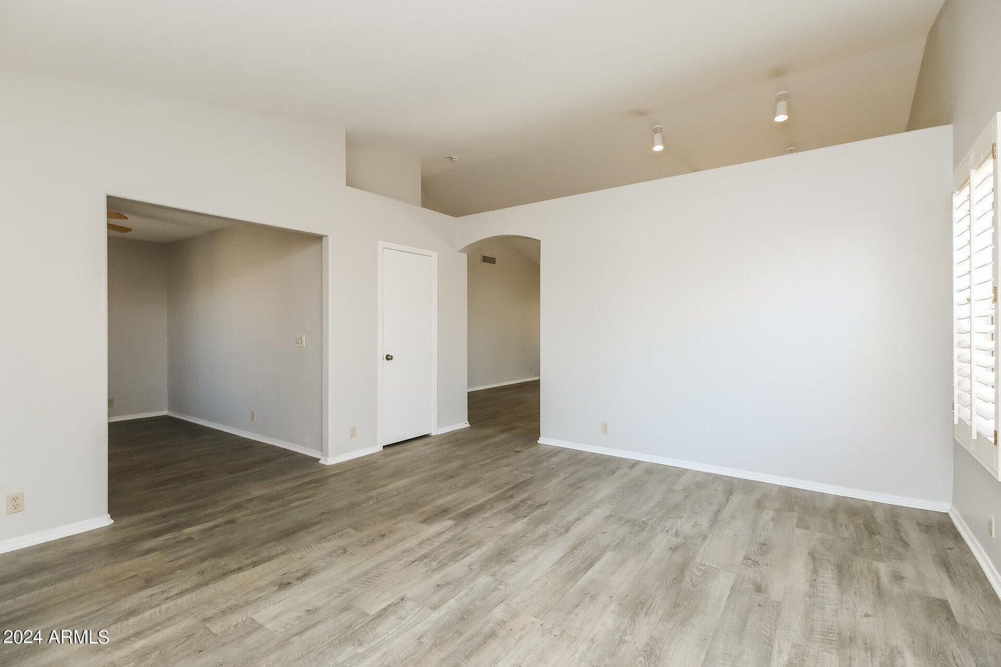 6405 E VIRGINIA ST, MESA, AZ 85215