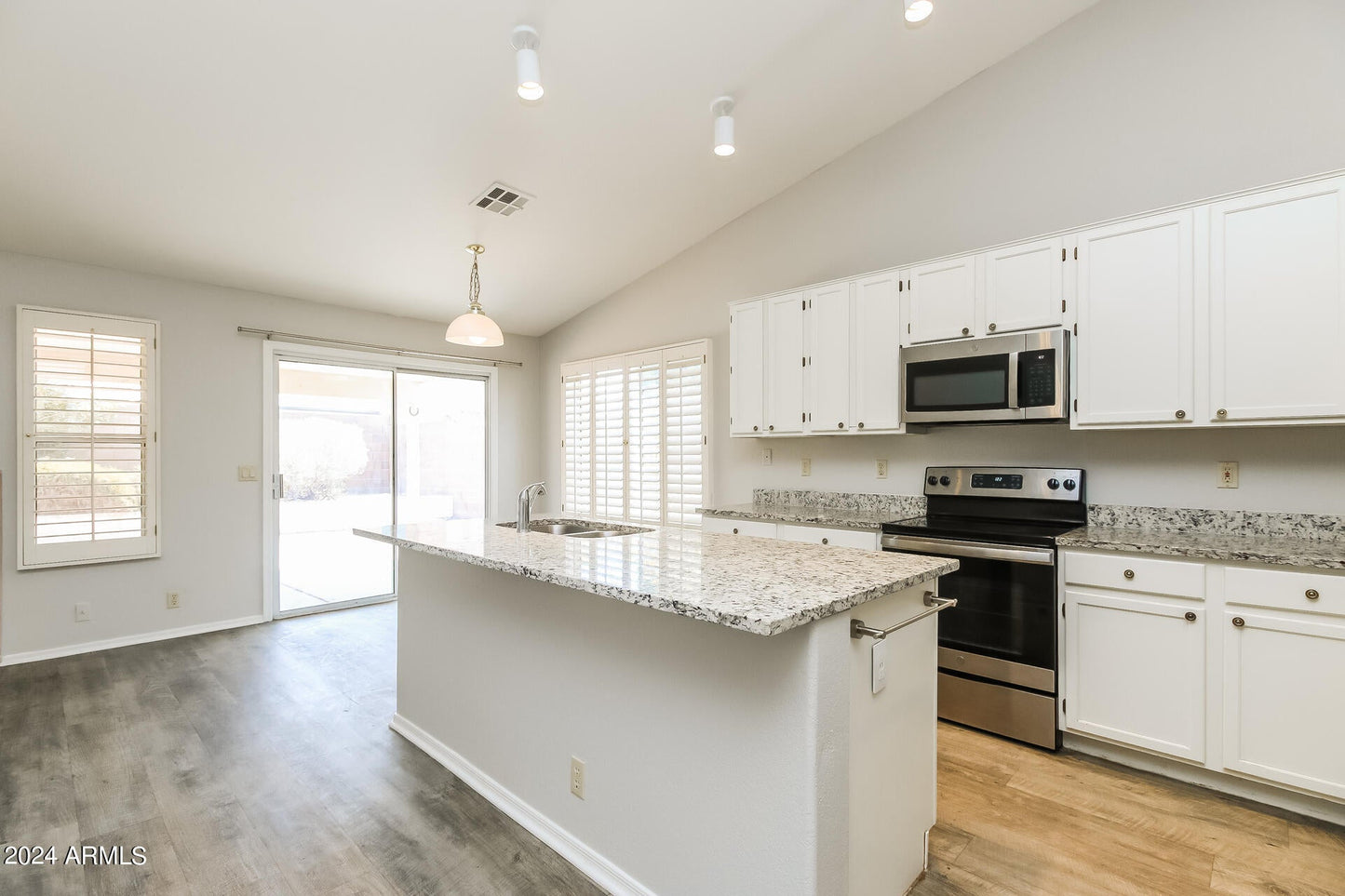 6405 E VIRGINIA ST, MESA, AZ 85215